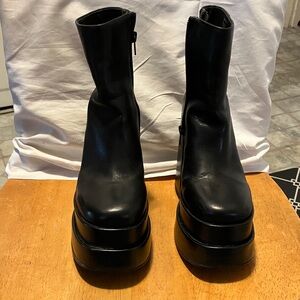 Steve Madden. Sky high sz 6 black leather ankle boots with side zipper n 5”